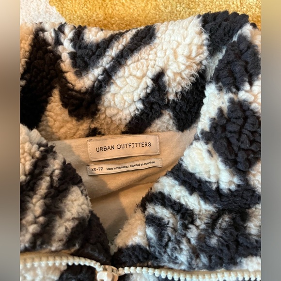 Urban Outfitters Olivia Print Sherpa Jacket XS Black white oversized print - Picture 6 of 11
